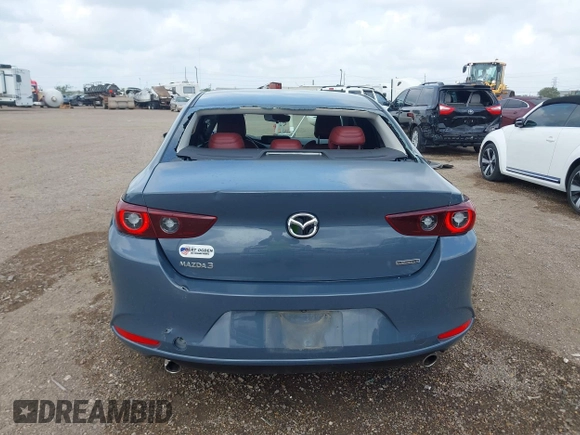 2022 Mazda 3 Carbon Edition z VIN 3MZBPACL7NM313242, wystawiony jako IAAI lot #42095279 z przebiegiem 30 787 mil mil oraz . Historia ofert i sprzedaży dostępna na DreamBid. Obrazek 16.