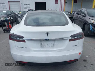 2018 Tesla Model S 75D z VIN 5YJSA1E28JF247985, wystawiony jako IAAI lot #42116586 z przebiegiem 102 062 mil mil oraz . Historia ofert i sprzedaży dostępna na DreamBid. Obrazek 16.