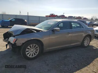 2014 Chrysler 300 z VIN 2C3CCAAG3EH141528, wystawiony jako Copart lot #53688225 z przebiegiem 132 298 mil mil oraz Szkody całkowita. Historia ofert i sprzedaży dostępna na DreamBid. Obrazek 1.