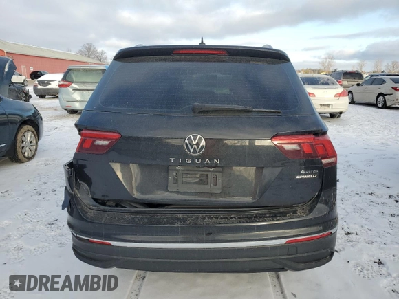2022 Volkswagen Tiguan S z VIN 3VV0B7AX7NM133231, wystawiony jako Copart lot #85285634 z przebiegiem 92 138 mil mil oraz Czysty tytuł • Clean title. Historia ofert i sprzedaży dostępna na DreamBid. Obrazek 6.
