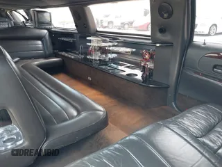 2000 Lincoln Town Car Executive with VIN 1L1FM81W7YY853277, listed as a IAAI auction lot 42533017 with 182,410 mi miles and . Bid and sale history available at DreamBid. Image 8.