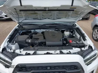 2023 Toyota Tacoma SR z VIN 3TMCZ5AN1PM637609, wystawiony jako IAAI lot #40345917 z przebiegiem 12 614 mil mil oraz . Historia ofert i sprzedaży dostępna na DreamBid. Obrazek 10.