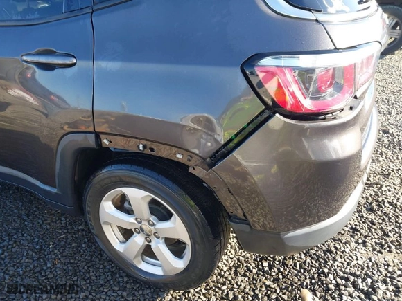 2018 Jeep Compass Latitude with VIN 3C4NJCBBXJT488669, listed as a IAAI auction lot 41679070 with 27,547 mi miles. Bid and sale history available at carsss.com. Image 6.