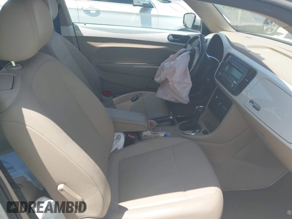 2013 Volkswagen Beetle 2.5L w/Sun с VIN 3VWJP7AT2DM659280, выставлен на аукционе IAAI как лот 42165515 с пробегом Не указан миль и . История ставок и продаж доступна на DreamBid. Изображение 5.