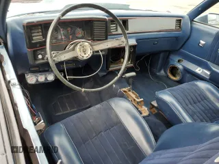 1988 Chevrolet Monte Carlo z VIN 1G1GZ11G5JP105897, wystawiony jako Copart lot #51135095 z przebiegiem 54 915 mil mil oraz Szkody całkowita. Historia ofert i sprzedaży dostępna na DreamBid. Obrazek 8.