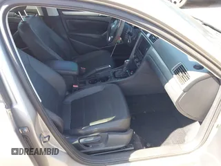 2014 Volkswagen Passat Wolfsburg Edition z VIN 1VWAT7A39EC055174, wystawiony jako IAAI lot #42433368 z przebiegiem 81 321 mil mil oraz . Historia ofert i sprzedaży dostępna na DreamBid. Obrazek 5.