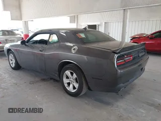2018 Dodge Challenger SXT z VIN 2C3CDZAG5JH339596, wystawiony jako IAAI lot #42343718 z przebiegiem 62 113 mil mil oraz . Historia ofert i sprzedaży dostępna na DreamBid. Obrazek 3.