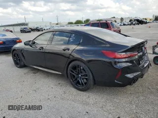 2021 BMW M8 z VIN WBSGV0C05MCF85718, wystawiony jako Copart lot #64518093 z przebiegiem 26 398 mil mil oraz . Historia ofert i sprzedaży dostępna na DreamBid. Obrazek 2.
