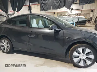 2024 Tesla Model Y Long Range z VIN 7SAYGDEEXRA226636, wystawiony jako IAAI lot #41622144 z przebiegiem 8 908 mil mil oraz . Historia ofert i sprzedaży dostępna na DreamBid. Obrazek 13.