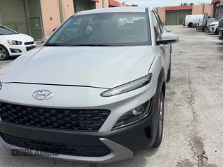 2022 Hyundai Kona SE z VIN KM8K2CAB1NU792305, wystawiony jako Copart lot #68504145 z przebiegiem 57 692 mil mil oraz Czysty tytuł • Clean title. Historia ofert i sprzedaży dostępna na DreamBid. Obrazek 11.