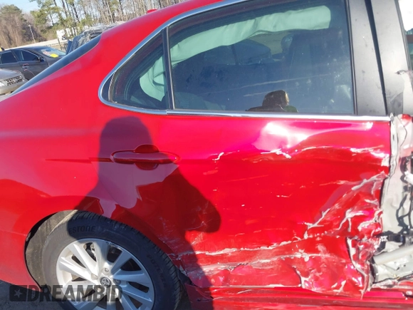 2024 Toyota Camry LE z VIN 4T1R11AK3RU254717, wystawiony jako IAAI lot #41709040 z przebiegiem 11 338 mil mil oraz . Historia ofert i sprzedaży dostępna na DreamBid. Obrazek 19.