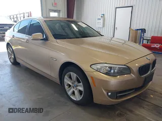 2013 BMW 5 Series 528i xDrive z VIN WBAXH5C59DDW13998, wystawiony jako IAAI lot #42239659 z przebiegiem 190 682 mil mil oraz . Historia ofert i sprzedaży dostępna na DreamBid. Obrazek 1.