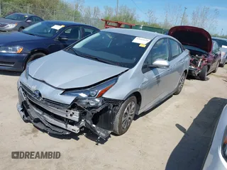 2021 Toyota Prius LE z VIN JTDL9MFU3M3028805, wystawiony jako IAAI lot #42043610 z przebiegiem 26 436 mil mil oraz . Historia ofert i sprzedaży dostępna na DreamBid. Obrazek 2.
