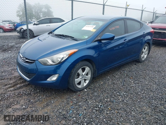2013 Hyundai Elantra GLS z VIN KMHDH4AE8DU971690, wystawiony jako IAAI lot #42337320 z przebiegiem 114 313 mil mil oraz . Historia ofert i sprzedaży dostępna na DreamBid. Obrazek 2.