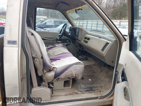 1989 GMC Sierra 2500 z VIN 1GTGK24K3KE532638, wystawiony jako IAAI lot #41830554 z przebiegiem 177 390 mil mil oraz . Historia ofert i sprzedaży dostępna na DreamBid. Obrazek 8.