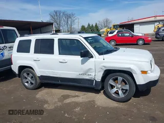 2017 Jeep Patriot High Altitude z VIN 1C4NJPFA1HD153258, wystawiony jako IAAI lot #41846706 z przebiegiem 57 048 mil mil oraz . Historia ofert i sprzedaży dostępna na DreamBid. Obrazek 13.