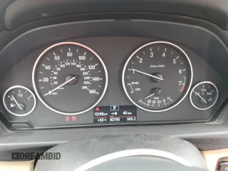 2013 BMW 3 Series 328i z VIN WBA3C1C54DF440529, wystawiony jako Copart lot #48949335 z przebiegiem 83 765 mil mil oraz Szkody całkowita. Historia ofert i sprzedaży dostępna na DreamBid. Obrazek 9.