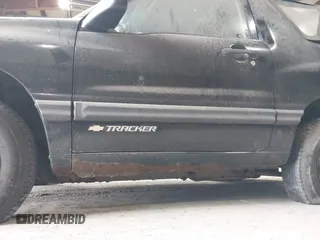 1999 Chevrolet Tracker z VIN 2CNBE18CXX6919189, wystawiony jako IAAI lot #42196856 z przebiegiem Nie podano mil oraz . Historia ofert i sprzedaży dostępna na DreamBid. Obrazek 6.