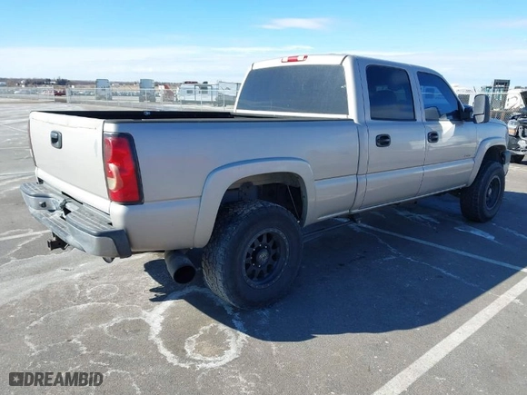 2006 Chevrolet Silverado 2500HD Work Truck with VIN 1GCHK23276F123628, listed as a IAAI auction lot 41617802 with 298,822 mi miles. Bid and sale history available at carsss.com. Image 4.