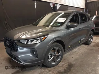 2023 Ford Escape ST-Line Select z VIN 1FMCU9NZXPUA40548, wystawiony jako IAAI lot #42326063 z przebiegiem 24 047 mil mil oraz . Historia ofert i sprzedaży dostępna na DreamBid. Obrazek 2.