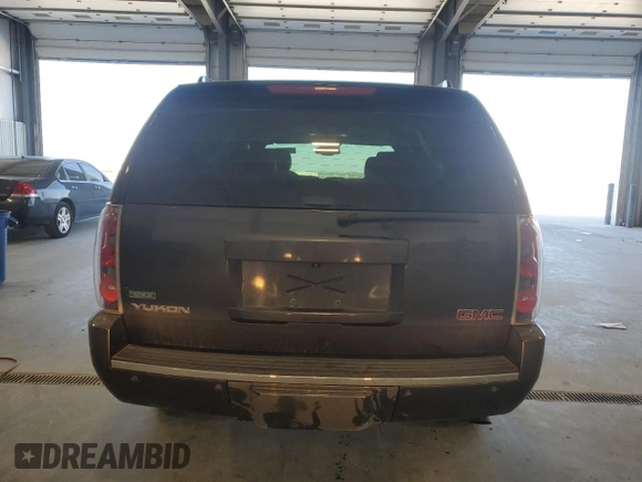 2010 GMC Yukon Denali z VIN 1GKUKEEFXAR179946, wystawiony jako Copart lot #57218255 z przebiegiem 155 971 mil mil oraz Czysty tytuł • Clean title. Historia ofert i sprzedaży dostępna na DreamBid. Obrazek 6.