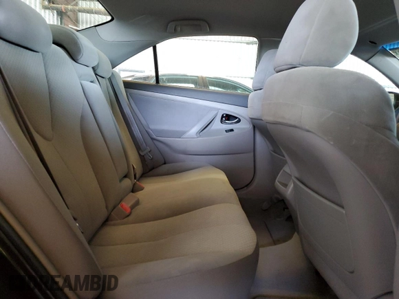 2008 Toyota Camry LE z VIN 4T1BE46K68U747760, wystawiony jako Copart lot #61265565 z przebiegiem 166 379 mil mil oraz Czysty tytuł • Clean title. Historia ofert i sprzedaży dostępna na DreamBid. Obrazek 10.