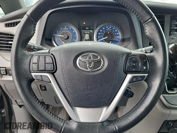 2020 Toyota Sienna XLE z VIN 5TDDZ3DC9LS240453, wystawiony jako IAAI lot #42566212 z przebiegiem 94 405 mil mil oraz . Historia ofert i sprzedaży dostępna na DreamBid. Obrazek 25.