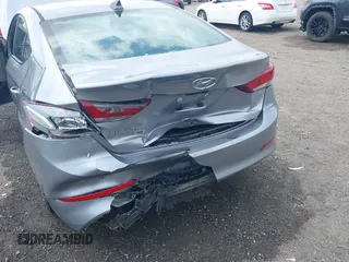 2017 Hyundai Elantra SE z VIN 5NPD74LF1HH105861, wystawiony jako IAAI lot #42120757 z przebiegiem 91 818 mil mil oraz . Historia ofert i sprzedaży dostępna na DreamBid. Obrazek 6.