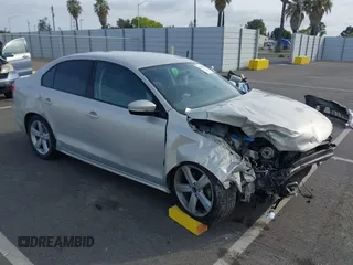 2011 Volkswagen Jetta SE с VIN 3VWDZ7AJ3BM369312, выставлен на аукционе IAAI как лот 42044977 с пробегом 107 695 миль миль и . История ставок и продаж доступна на DreamBid. Изображение 1.