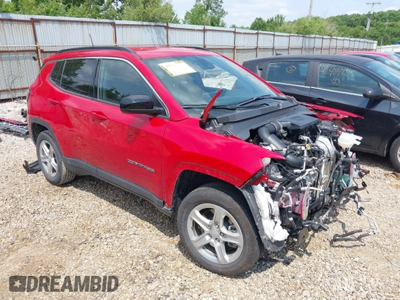 2024 Jeep Compass Latitude z VIN 3C4NJDBN5RT579943, wystawiony jako IAAI lot #42461866 z przebiegiem 18 241 mil mil oraz . Historia ofert i sprzedaży dostępna na DreamBid. Obrazek 1.