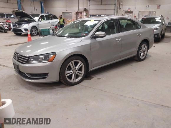 2014 Volkswagen Passat SE z VIN 1VWBT7A31EC102802, wystawiony jako IAAI lot #41344543 z przebiegiem 106 758 mil mil oraz . Historia ofert i sprzedaży dostępna na DreamBid. Obrazek 2.