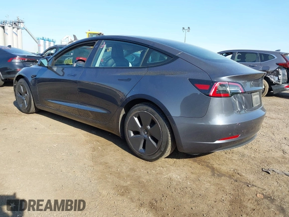 2022 Tesla Model 3 Long Range z VIN 5YJ3E1EB2NF183893, wystawiony jako IAAI lot #42130396 z przebiegiem 25 552 mil mil oraz . Historia ofert i sprzedaży dostępna na DreamBid. Obrazek 3.