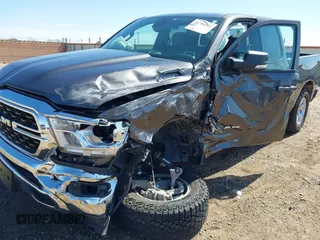 2022 Ram 1500 Big Horn z VIN 1C6RREBG6NN464013, wystawiony jako IAAI lot #41784284 z przebiegiem Nie podano mil oraz . Historia ofert i sprzedaży dostępna na DreamBid. Obrazek 6.