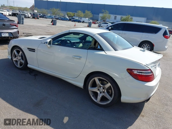 2013 Mercedes-Benz SLK 250 z VIN WDDPK4HA9DF057092, wystawiony jako IAAI lot #42032120 z przebiegiem 142 991 mil mil oraz . Historia ofert i sprzedaży dostępna na DreamBid. Obrazek 3.