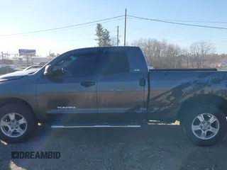 2013 Toyota Tundra z VIN 5TFRM5F18DX062669, wystawiony jako IAAI lot #41492200 z przebiegiem 100 531 mil mil oraz . Historia ofert i sprzedaży dostępna na DreamBid. Obrazek 14.