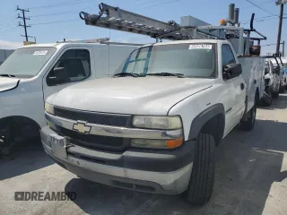 2002 Chevrolet Silverado 2500 z VIN 1GBHC24U62E181750, wystawiony jako Copart lot #52686704 z przebiegiem 100 186 mil mil oraz Czysty tytuł • Clean title. Historia ofert i sprzedaży dostępna na DreamBid. Obrazek 1.