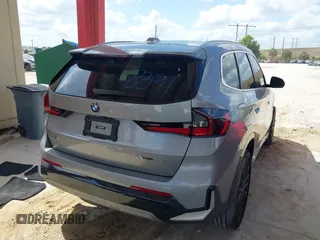 2023 BMW X1 xDrive28i z VIN WBX73EF09P5W51069, wystawiony jako IAAI lot #42145061 z przebiegiem 24 960 mil mil oraz . Historia ofert i sprzedaży dostępna na DreamBid. Obrazek 4.