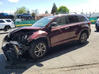2018 Toyota Highlander SE z VIN 5TDJZRFH8JS494912, wystawiony jako Copart lot #57779415 z przebiegiem 131 362 mil mil oraz Szkoda całkowita • Salvage title. Historia ofert i sprzedaży dostępna na DreamBid. Obrazek 1.