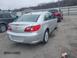 2007 Chrysler Sebring Touring z VIN 1C3LC56K27N567578, wystawiony jako IAAI lot #41507319 z przebiegiem 181 390 mil mil oraz . Historia ofert i sprzedaży dostępna na DreamBid. Obrazek 4.