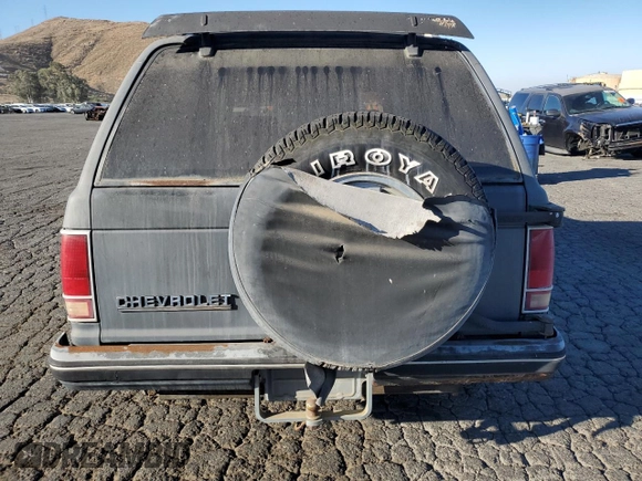 1986 Chevrolet Blazer z VIN 1G8CT18RXG8180574, wystawiony jako Copart lot #87987925 z przebiegiem 82 571 mil mil oraz Szkoda całkowita • Salvage title. Historia ofert i sprzedaży dostępna na DreamBid. Obrazek 6.