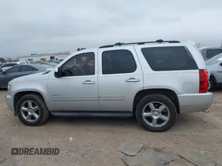 2014 Chevrolet Tahoe LTZ z VIN 1GNSCCE04ER159110, wystawiony jako IAAI lot #41615653 z przebiegiem 171 422 mil mil oraz . Historia ofert i sprzedaży dostępna na DreamBid. Obrazek 14.