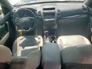 2015 Kia Sorento SX z VIN 5XYKW4A76FG578746, wystawiony jako Copart lot #56185905 z przebiegiem 141 006 mil mil oraz Czysty tytuł • Clean title. Historia ofert i sprzedaży dostępna na DreamBid. Obrazek 8.