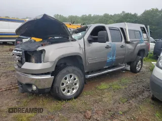 2013 GMC Sierra 3500HD SRW SLE z VIN 1GT423C81DF138759, wystawiony jako Copart lot #57420985 z przebiegiem Nie podano mil oraz Szkoda całkowita • Salvage title. Historia ofert i sprzedaży dostępna na DreamBid. Obrazek 1.