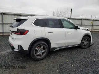 2023 BMW X1 xDrive28i z VIN WBX73EF06P5W06767, wystawiony jako Copart lot #51383755 z przebiegiem 25 605 mil mil oraz Szkody całkowita. Historia ofert i sprzedaży dostępna na DreamBid. Obrazek 3.