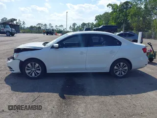 2015 Volkswagen Jetta SE z VIN 3VWD17AJXFM327152, wystawiony jako IAAI lot #42055458 z przebiegiem 69 412 mil mil oraz . Historia ofert i sprzedaży dostępna na DreamBid. Obrazek 15.