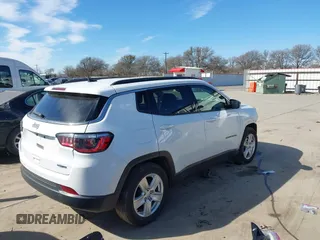 2022 Jeep Compass Latitude with VIN 3C4NJCBB8NT137684, listed as a IAAI auction lot 41391981 with 51,255 mi miles and . Bid and sale history available at carsss.com. Image 4.