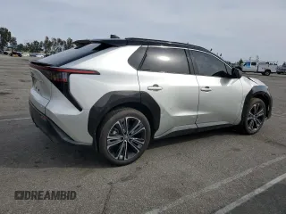 2023 Toyota bZ4X XLE z VIN JTMABACA7PA025037, wystawiony jako Copart lot #47398195 z przebiegiem 11 437 mil mil oraz Szkody całkowita. Historia ofert i sprzedaży dostępna na DreamBid. Obrazek 3.