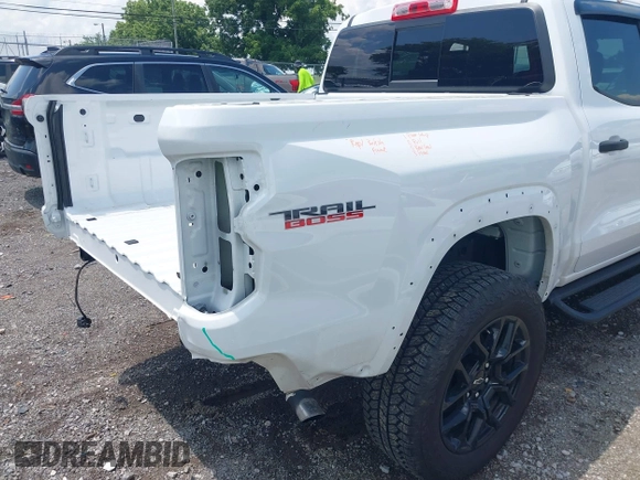 2024 Chevrolet Colorado 4WD Trail Boss z VIN 1GCPTEEKXR1227510, wystawiony jako IAAI lot #42685724 z przebiegiem 9 472 mil mil oraz . Historia ofert i sprzedaży dostępna na DreamBid. Obrazek 18.
