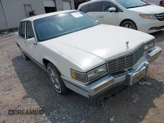 1991 Cadillac DeVille z VIN 1G6CD53B1M4333756, wystawiony jako IAAI lot #42414037 z przebiegiem 184 905 mil mil oraz . Historia ofert i sprzedaży dostępna na DreamBid. Obrazek 1.