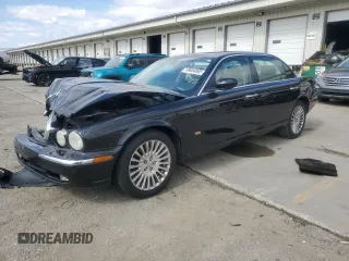 2007 Jaguar XJ Vanden Plas z VIN SAJWA82B67SH13461, wystawiony jako Copart lot #49654865 z przebiegiem 151 298 mil mil oraz Szkody całkowita. Historia ofert i sprzedaży dostępna na DreamBid. Obrazek 1.